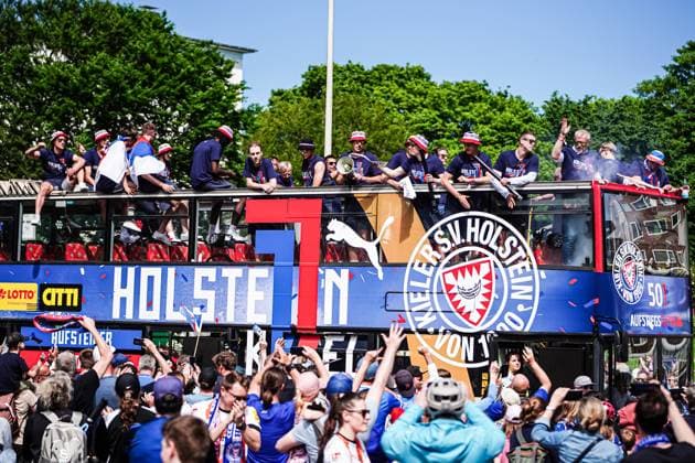 Players Holstein Kiel celebrate promotion with the fans GER, Promotion party Holstein Kiel, 20 05 2024 GER, Promotion party Holstein Kiel, 20 05 2024 Kiel Copyright: xEibner-Pressefoto MarcelxvonxFehrnx EP_MFN