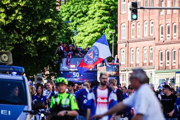 Holstein Kiel flag with bus in the background GER, Holstein Kiel promotion party, 20 05 2024 GER, Holstein Kiel promotion party, 20 05 2024 Kiel Copyright: xEibner-Pressefoto MarcelxvonxFehrnx EP_MFN