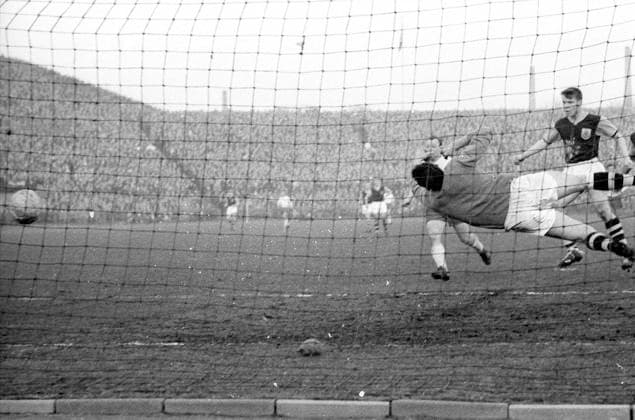 Europapokal der Landesmeister, 1960 1961, Viertelfinale Hamburger SV - FC Burnley 4:1 15.03.1961 Tor 4:1 durch Uwe Seeler, Torwart Adam Blacklaw (Burnley) ist geschlagen *** European Champion Clubs Cup, 1960 1961, quarter-final Hamburger SV FC Burnley 4 1 15 03 1961 Goal 4 1 by Uwe Seeler, goalkeeper Adam Blacklaw Burnley is beaten HM