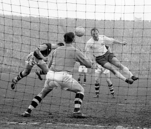 Europapokal der Landesmeister, 1960 1961, Viertelfinale Hamburger SV - FC Burnley 4:1 15.03.1961 Tor durch Uwe Seeler zum 2:0 *** European Champion Clubs Cup, 1960 1961, quarter-final Hamburger SV FC Burnley 4 1 15 03 1961 Goal by Uwe Seeler for 2 0 HM
