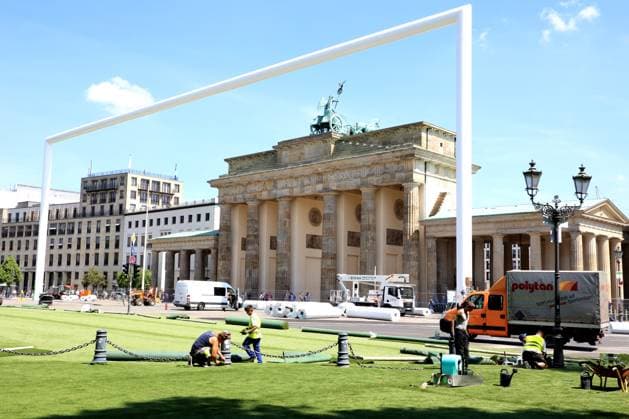DEU, FIFA, EM 2024, fan mile construction, 21 05 2024, Brandenburger Tor, Berlin, DEU, FIFA, EM 2024, fan mile construction, in the picture visit of the fan mile in front of the Brandenburger Tor Photo Juergen Engler nordphoto GmbH nordphotoxGmbHx xEngler nph00076