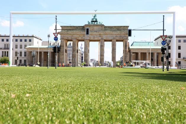 DEU, FIFA, EM 2024, fan mile construction, 21 05 2024, Brandenburger Tor, Berlin, DEU, FIFA, EM 2024, fan mile construction, in the picture visit of the fan mile in front of the Brandenburger Tor Photo Juergen Engler nordphoto GmbH nordphotoxGmbHx xEngler nph00076