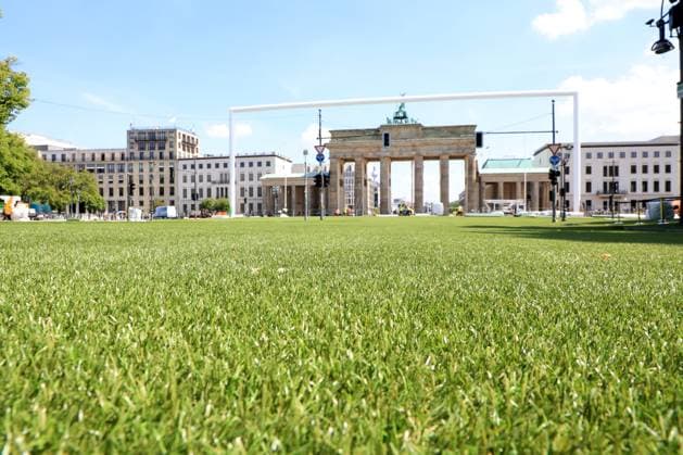 DEU, FIFA, EM 2024, fan mile construction, 21 05 2024, Brandenburger Tor, Berlin, DEU, FIFA, EM 2024, fan mile construction, in the picture visit of the fan mile in front of the Brandenburger Tor Photo Juergen Engler nordphoto GmbH nordphotoxGmbHx xEngler nph00076