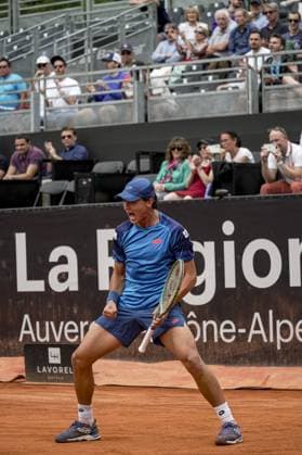 Luciano DARDERI (ITA) lors de son match face Ã Taro DANIEL (JPN) lors du tournoi de l Open Parc Auvergne RhÃ ne-Alpes Ã Lyon le 21 05 2024. TENNIS : Open Parc Auvergne RhÃ ne-Alpes - Lyon - 21 05 2024 SandrineThesillat Panoramic 