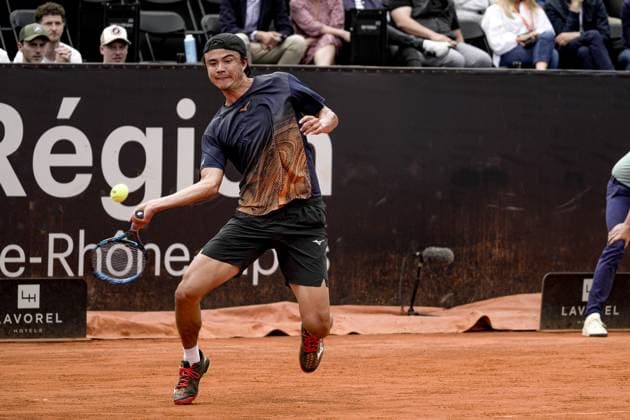 Taro DANIEL (JPN) lors de son match face Ã Luciano DARDERI (ITA) lors du tournoi de l Open Parc Auvergne RhÃ ne-Alpes Ã Lyon le 21 05 2024. TENNIS : Open Parc Auvergne RhÃ ne-Alpes - Lyon - 21 05 2024 SandrineThesillat Panoramic 