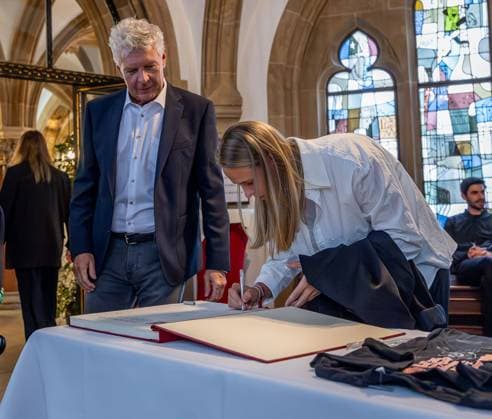 Sport Themen der Woche KW21 Sport Bilder des Tages Klara Buehl (FC Bayern Muenchen Frauen, 17) beim Eintrag ins grosse Buch der Stadt Muenchen. Empfang Deutscher Meister FC Bayern Muenchen Frauen, Fussball, Eintrag ins grosse Gaestebuch der Stadt Muenchen, Saison 2023 2024, 21.05.2024. Empfang Deutscher Meister FC Bayern Muenchen Frauen, Fussball, Eintrag ins grosse Gaestebuch der Stadt Muenchen, Saison 2023 2024, 21.05.2024. Muenchen *** Klara Buehl FC Bayern Muenchen Women, 17 at the entry into the big book of the city of Munich Reception German Champion FC Bayern Muenchen Women, Football, entry into the big book of the city of Munich, season 2023 2024, 21 05 2024 Reception German Champion FC Bayern Muenchen Women, Football, entry into the big book of the city of Munich, season 2023 2024, 21 05 2024 Munich Copyright: xEibner-Pressefoto HeikexFeinerx EP_HFR