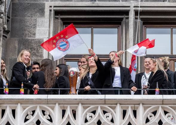 Sport Themen der Woche KW21 Sport Bilder des Tages Die Bayernspielerinnen lassen sich auf dem Rathausbalkon von den Fans feiern. Empfang Deutscher Meister FC Bayern Muenchen Frauen, Fussball, Eintrag ins grosse Gaestebuch der Stadt Muenchen, Saison 2023 2024, 21.05.2024. Empfang Deutscher Meister FC Bayern Muenchen Frauen, Fussball, Eintrag ins grosse Gaestebuch der Stadt Muenchen, Saison 2023 2024, 21.05.2024. Muenchen *** The Bayern players are celebrated by the fans on the town hall balcony Reception German champion FC Bayern Muenchen women, football, entry in the big guest book of the city of Munich, season 2023 2024, 21 05 2024 Reception German champion FC Bayern Muenchen women, football, entry in the big guest book of the city of Munich, season 2023 2024, 21 05 2024 Munich Copyright: xEibner-Pressefoto HeikexFeinerx EP_HFR