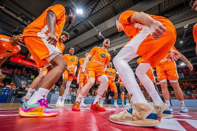 1 Basketball Bundesliga, easyCredit BBL, Season 2023 2024, Men, Playoffs, Quarterfinals, Game 3, 21 05 2024, RASTA Vechta NINERS Chemnitz The RASTA Vechta team shows emotions before the game Vechta RASTA Dome Lower Saxony Germany