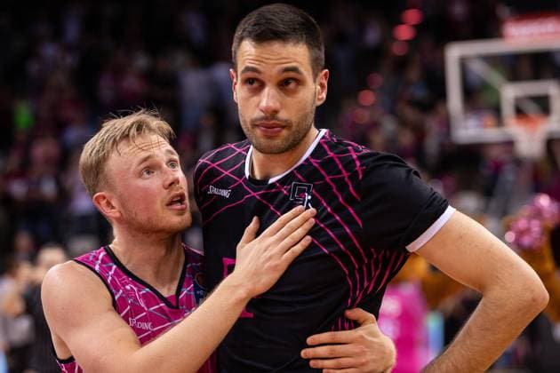 easyCredit Basketball Bundesliga, Telekom Baskets Bonn vs ALBA Berlin, Playoff Game 3, 21 05 2024 Harald Frey and Benedikt Turudic mourn together easyCredit Basketball Bundesliga, Telekom Baskets Bonn vs ALBA Berlin, Playoff Game 3, 21 05 2024, Telekom Dome Bonn Copyright: xBEAUTIFULxSPORTS Derixx