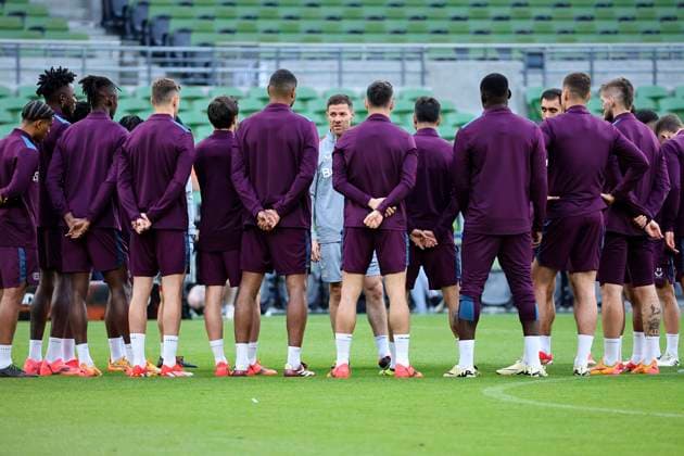 Sport Bilder des Tages Xabi Alonso head coach of Bayer Leverkusen talks to the players during a training session on the eve of the UEFA 2023 2024 Europa League final football match between Atalanta BC and Bayer Leverkusen at the Dublin Arena stadium in Dublin, Republic of Ireland, on 21 May 2024. cesarexpurini