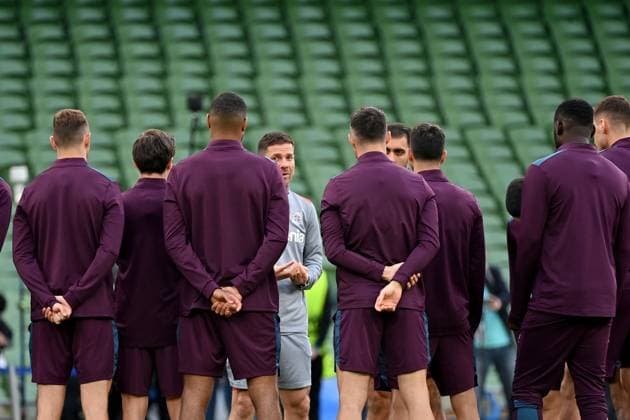 21 05 2024, xjrdrx, Football UEFA Europa League Final 2024, Bayer 04 Leverkusen Press Conference Training emspor, v l Coach Xabi Alonso Bayer Leverkusen speaks to the team DFL DFB REGULATIONS PROHIBIT ANY USE OF PHOTOGRAPHS as IMAGE SEQUENCES and or QUASI VIDEO Dublin