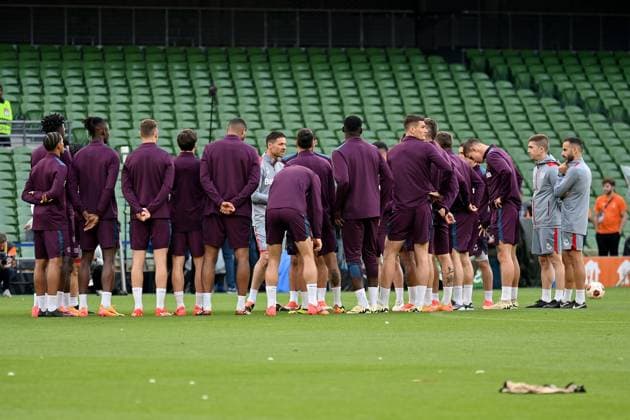 21 05 2024, xjrdrx, Football UEFA Europa League Final 2024, Bayer 04 Leverkusen Press Conference Training emspor, v l Coach Xabi Alonso Bayer Leverkusen speaks to the team DFL DFB REGULATIONS PROHIBIT ANY USE OF PHOTOGRAPHS as IMAGE SEQUENCES and or QUASI VIDEO Dublin