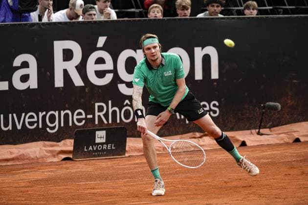 Le joueur de tennis Alexander BUBLIK (KAZ) lors du tournoi de l Open Parc Auvergne RhÃ ne-Alpes Ã Lyon le 21 05 2024. TENNIS : Open Parc Auvergne RhÃ ne-Alpes - Lyon - 21 05 2024 SandrineThesillat Panoramic 