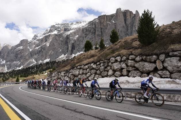 Sport Bilder des Tages The pack rides cycles during the stage 17 of the Giro d Italia from Selva di Val Gardena to Passo Brocon, Italy - Wednesday, May 22, 2024 - Cycling  Copyright: xFabioxFerrarix xLaPressex