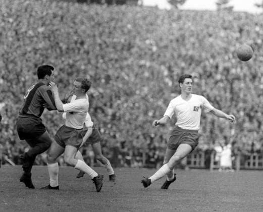 Europapokal der Landesmeister, 1960 1961, Halbfinale, FC Barcelona, Barca - Hamburger SV 1:0 in Brüssel 03.05.1961 Aktion, Spielszene Â *** European Champion Clubs Cup, 1960 1961, semi-final, FC Barcelona Hamburger SV 1 0 in Brussels 03 05 1961 Action, match scene Â HM