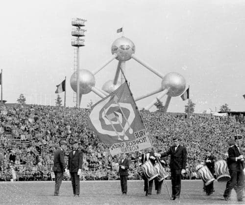 Europapokal der Landesmeister, 1960 1961, Halbfinale, FC Barcelona, Barca - Hamburger SV 1:0 in Brüssel 03.05.1961 Belgische Musikkapelle aus Kortrijk . Im Hintergrund das Atomium *** European Champion Clubs Cup, 1960 1961, semi-final, FC Barcelona Hamburger SV 1 0 in Brussels 03 05 1961 Belgian band from Kortrijk In the background the Atomium HM