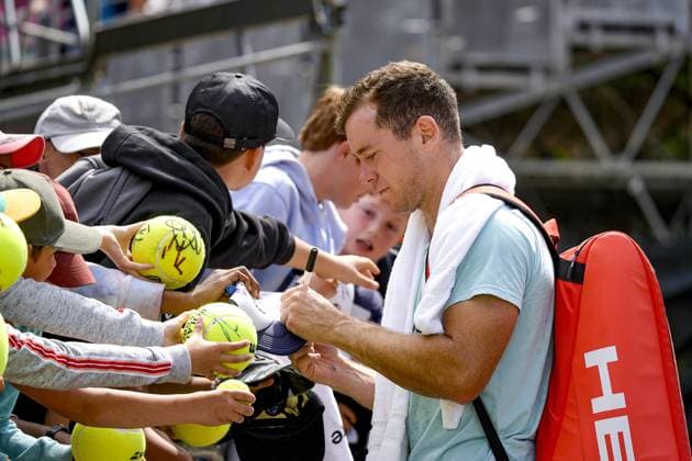 Dominik KOEPFER (GER) signe des autographes apres sa victoire face Ã Ugo Humbert lors du tournoi de l Open Parc Auvergne RhÃ ne-Alpes Ã Lyon le 22 05 2024. TENNIS : Open Parc Auvergne RhÃ ne-Alpes - Lyon - 22 05 2024 SandrineThesillat Panoramic 