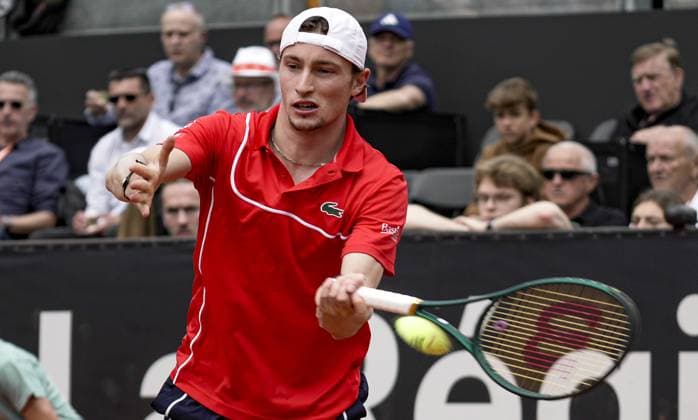 Le joueur de tennis Ugo HUMBERT (FRA) lors du tournoi de l Open Parc Auvergne RhÃ ne-Alpes Ã Lyon le 22 05 2024. TENNIS : Open Parc Auvergne RhÃ ne-Alpes - Lyon - 22 05 2024 SandrineThesillat Panoramic 
