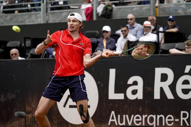 Le joueur de tennis Ugo HUMBERT (FRA) lors du tournoi de l Open Parc Auvergne RhÃ ne-Alpes Ã Lyon le 22 05 2024. TENNIS : Open Parc Auvergne RhÃ ne-Alpes - Lyon - 22 05 2024 SandrineThesillat Panoramic 
