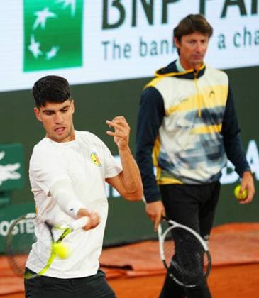 Carlos Alcaraz practices on Philippe Chatrier Court as Juan Carlos Ferrero looks on French Open Tennis, Wednesday Practice and Qualifying, Tennis, Roland Garros, Paris, France - 22 May 2024  Copyright: xJavierxGarcia Shutterstockx 14496075bd