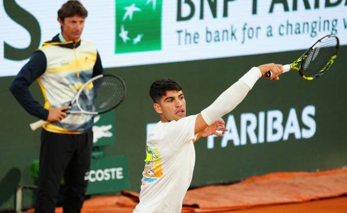 Carlos Alcaraz practices on Philippe Chatrier Court as Juan Carlos Ferrero looks on French Open Tennis, Wednesday Practice and Qualifying, Tennis, Roland Garros, Paris, France - 22 May 2024  Copyright: xJavierxGarcia Shutterstockx 14496075bc