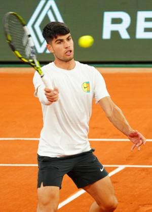 Carlos Alcaraz practices on Philippe Chatrier Court French Open Tennis, Wednesday Practice and Qualifying, Tennis, Roland Garros, Paris, France - 22 May 2024  Copyright: xJavierxGarcia Shutterstockx 14496075bg