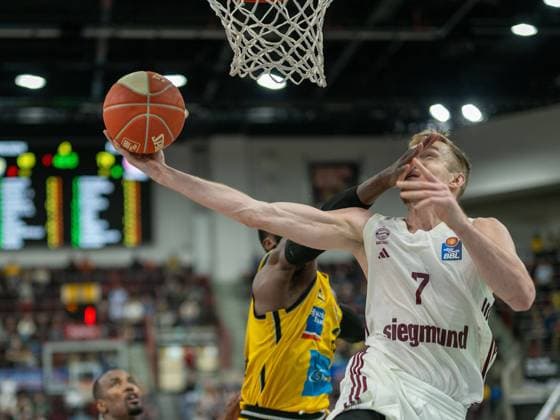 Eddy Edigin MHP Riesen Ludwigsburg, 27 , Niels Giffey Bayern Muenchen, 07 , GER, MHP Riesen, Basketball vs FC Bayern Basketball FCBB , easycredit BBL, Playoffs Quarterfinals, Game 3, Best of Five, Season 2023 2024, 22 05 2024, GER, MHP Riesen, Basketball vs FC Bayern Basketball FCBB , easycredit BBL, Playoffs Quarterfinals, Game 3, Best of Five, Season 2023 2024, 22 05 2024 Ludwigsburg Copyright: xEibner-Pressefoto SaschaxWaltherx EP_EER