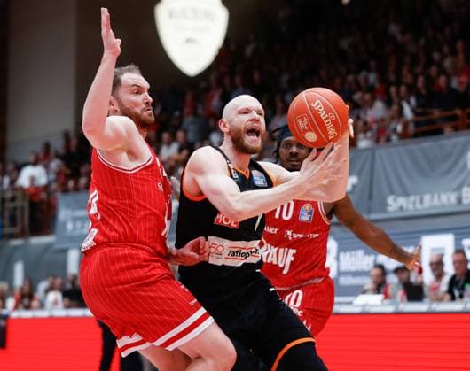 Sport Themen der Woche KW21 Sport Bilder des Tages Im Bild: v.li. Felix Hoffmann (Wuerzburg Baskets, 34), Christen Robin (ratiopharm Ulm, 8) und Darius Perry (Wuerzburg Baskets, 10) 22.05.2024, Wuerzburg Baskets vs. ratiopharm Ulm, easyCredit BBL, Playoffs - Spiel 3, Deutschland, Wuerzburg, tectake Arena, *** In the picture from left Felix Hoffmann Wuerzburg Baskets, 34 , Christen Robin ratiopharm Ulm, 8 and Darius Perry Wuerzburg Baskets, 10 22 05 2024, Wuerzburg Baskets vs ratiopharm Ulm, easyCredit BBL, Playoffs Game 3, Germany, Wuerzburg, tectake Arena, Copyright: HMBxMedia xJulienxBecker