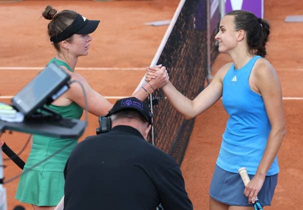 INTERNATIONAUX TENNIS FEMININ 2024 PHOTOPQR L ALSACE Jean-Marc LOOS ; Strasbourg ; 22 05 2024 ; Elina Svitolina (UKR) vient saluer Clara Burel (FRA) à droite lors des Internationaux de tennis féminin ( IS) à Strasbourg le 22 mai 2024. Strasbourg women s tournament Strasbourg Bas-Rhin Alsace France  Copyright: xPHOTOPQR L ALSACE MAXPPPxJean-MarcxLOOSx 20240522ALS2795 20240522ALS2795