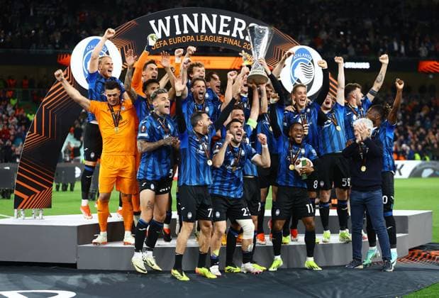Atalanta lift the Europa League trophy at full time Atalanta v Bayer 04 Leverkusen, UEFA Europa League, Final, Football, Aviva Stadium, Dublin, Ireland - 22 May 2024 EDITORIAL USE ONLY No use with unauthorised audio, video, data, fixture lists, club league logos or live services. Online in-match use limited to 120 images, no video emulation. No use in betting, games or single club league player publications. Copyright: xKieranxMcManus Shutterstockx 14495147cm