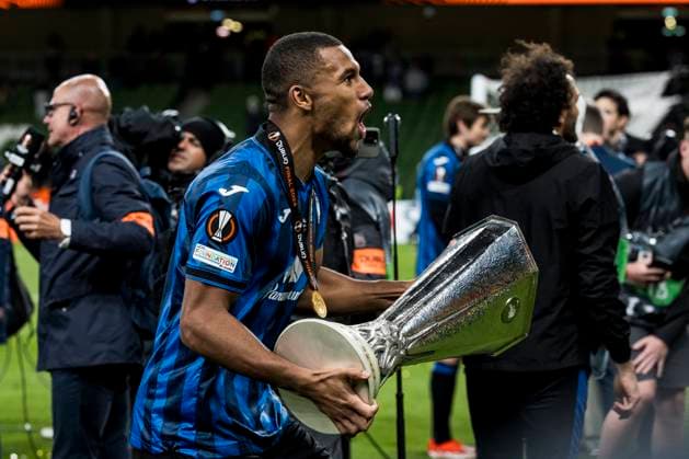 2024 UEFA EUROPA LEAGUE FINAL Atalanta Bergamo Bayer 04 Leverkusen 22 05 2024 Isak Hien Atalanta Bergamo, 4 cheers with the trophy 2024 UEFA EUROPA LEAGUE FINAL Atalanta Bergamo Bayer 04 Leverkusen, Dublin, Dublin Arena Aviva Stadium on 22 05 2024 Copyright: xBEAUTIFULxSPORTS Wunderlx