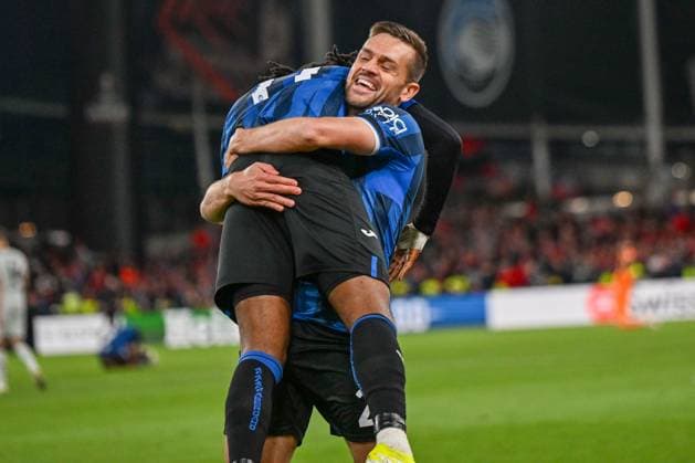 Dublin, Ireland: Rafael Toloi (Atalanta B.C.) hugs Ademola Lookman (Atalanta B.C.) after win the UEFA Europa League 2024 final soccer match between Atalanta B.C. vs. Bayer 04 Leverkusen at the Aviva Stadium, Dublin, 22nd of May 2024 Football Europa League match - Final - Atalanta BC vs Bayer Leverkusen  - ZUMAp169 20240523_zsa_p169_003 Copyright: xVincenzoxOrlando IPAxSportx
