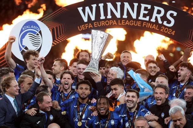 Sport Bilder des Tages Dublin, Ireland, 22nd May 2024. Gian Piero Gasperini, Manager of Atalanta lifts the trophy and celebrates with after the UEFA Europa League Final match at the Aviva Stadium, Dublin. Picture credit should read: Paul Terry Sportimage EDITORIAL USE ONLY. No use with unauthorised audio, video, data, fixture lists, club league logos or live services. Online in-match use limited to 120 images, no video emulation. No use in betting, games or single club league player publications. SPI-3163-0077