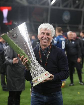 - Atalanta BC v Bayer 04 Leverkusen, UEFA Europa League 2023 24 Final, Dublin Arena, Dublin, Ireland. - 22nd May 2024. Gian Piero Gasperini Manager of Atalanta holds aloft the UEFA Europa League trophy in celebration after winning The 2024 UEFA Europa League Final against Bayer Leverkusen. - Atalanta BC v Bayer 04 Leverkusen, UEFA Europa League 2023 24 Final, Dublin Arena, Dublin, Ireland. - 22nd May 2024. Dublin Dublin Arena UK Copyright: xDanxWeirx CP_Atalanta_BC_Bayer_04_Leverkusen_60