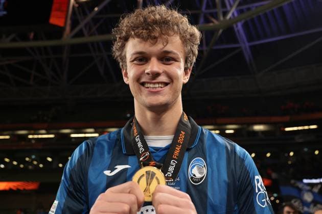 Dublin, Ireland, 22nd May 2024. Giorgio Scalvini of Atalanta celebrates with his Winners™ medal following the 3-0 victory in the UEFA Europa League match at the Aviva Stadium, Dublin. Picture credit should read: Jonathan Moscrop Sportimage EDITORIAL USE ONLY. No use with unauthorised audio, video, data, fixture lists, club league logos or live services. Online in-match use limited to 120 images, no video emulation. No use in betting, games or single club league player publications. SPI-3164-0040