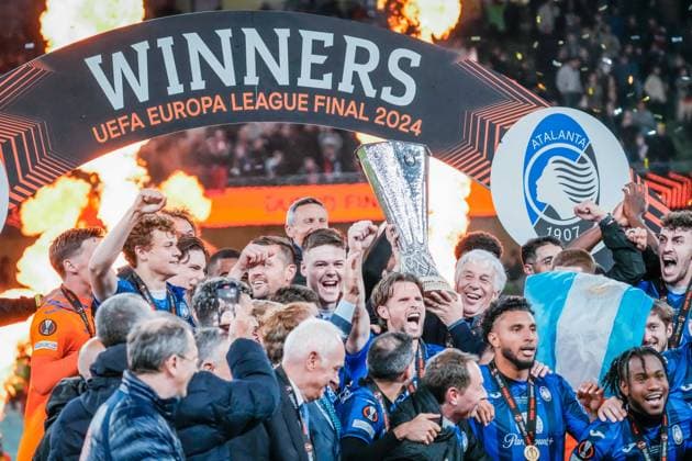 UEFA Europa League 2024 Final: Atalanta BC vs. Bayer 04 Leverkusen Atalanta players lift the trophy, as they are crowned Europa League champions, at the end of the UEFA Europa League final match between Atalanta BC and Bayer 04 Leverkusen on May 22 2024, in Dublin, Ireland Dublin Dublin Arena Dublin Ireland Copyright: xAlexandraxFechetex _ADR7469