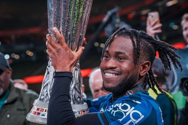 UEFA Europa League 2024 Final: Atalanta BC vs. Bayer 04 Leverkusen Atalanta hero Ademola Lookman lifts the trophy and celebrates with the traveling fans, as Atalanta are crowned Europa League champions, at the end of the UEFA Europa League final match between Atalanta BC and Bayer 04 Leverkusen on May 22 2024, in Dublin, Ireland Dublin Dublin Arena Dublin Ireland Copyright: xAlexandraxFechetex A_F01035