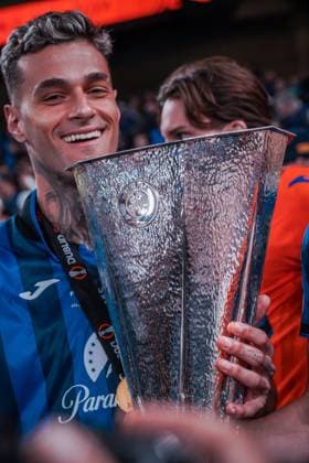 UEFA Europa League 2024 Final: Atalanta BC vs. Bayer 04 Leverkusen Gianluca Scamacca lifts the trophy and celebrates with the traveling fans, as Atalanta are crowned Europa League champions, at the end of the UEFA Europa League final match between Atalanta BC and Bayer 04 Leverkusen on May 22 2024, in Dublin, Ireland Dublin Dublin Arena Dublin Ireland Copyright: xAlexandraxFechetex A_F01159