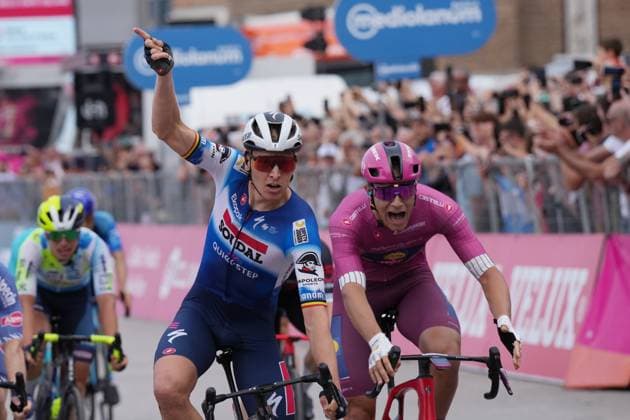 Sport Bilder des Tages Merlier Tim (Team Soudal & x2013; Quickstep) sprints to the finish line ahead Milan Jonathan (Team Lidl - Treck) and wins the stage 18 of the Giro d Italia from Fiera di Primiero to Padova, Italy - Thursday, May 23, 2024. cycling  Copyright: xGianxMattiaxD Albertox xLaPressex