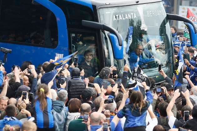 Sport Themen der Woche KW21 Sport Bilder des Tages Marten de Roon Atalanta team bus returns to Italy after the victory of the UEFA Europa League soccer match between Atalanta BC and Bayer Leverkusen, Bergamo, Italia - Thursday, May 23, 2024. - Soccer .  Copyright: xAlbertoxMariani LaPressex