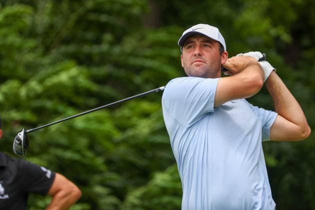 FORT WORTH, TX - MAY 23: Scottie Scheffler (USA) hits from the 6th tee during the Charles Schwab Challenge on May 23, 2024 at Colonial Country Club in Fort Worth, TX. (Photo by George Walker Icon Sportswire) GOLF: MAY 23 PGA, Golf Herren Charles Schwab Challenge EDITORIAL USE ONLY Icon240523034