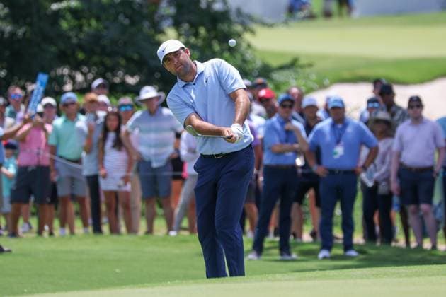 FORT WORTH, TX - MAY 23: Scottie Scheffler (USA) chips onto the 7th green during the Charles Schwab Challenge on May 23, 2024 at Colonial Country Club in Fort Worth, TX. (Photo by George Walker Icon Sportswire) GOLF: MAY 23 PGA, Golf Herren Charles Schwab Challenge EDITORIAL USE ONLY Icon240523049
