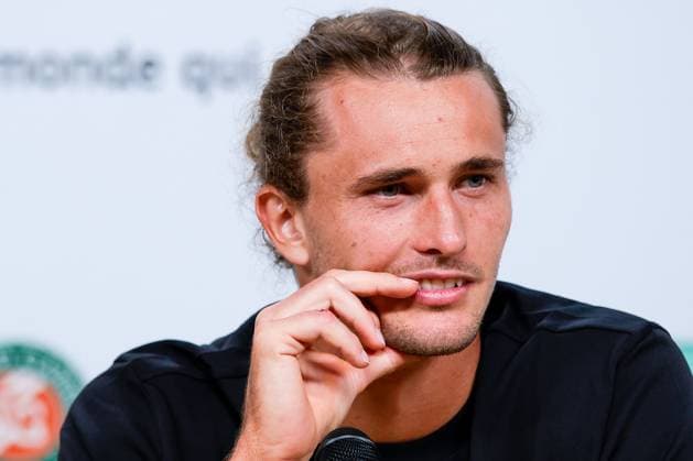 24 05 2024, Tennis, French Open 2024 Roland Garros, FRA, Paris, picture from left, press conference with Alexander Zverev GER pensive Copyright: HMBxMedia AntonioxBorga