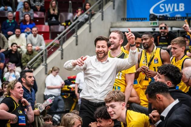 Josh King MHP Riesen Ludwigsburg, Head Coach is celebrated by the fans and players GER, MHP Riesen Ludwigsburg vs FC Bayern Basketball, Basketball, Bundesliga, easycredit BBL, Playoff Game 4 5, Season 2023 2024, 24 05 2024 GER, MHP Riesen Ludwigsburg vs FC Bayern Basketball, Basketball, Bundesliga, easycredit BBL, Playoff Game 4 5, Season 2023 2024, 24 05 2024 Photo Eibner Sandy Dinkelacker Ludwigsburg Copyright: xSandyxDinkelackerx EP_SDR