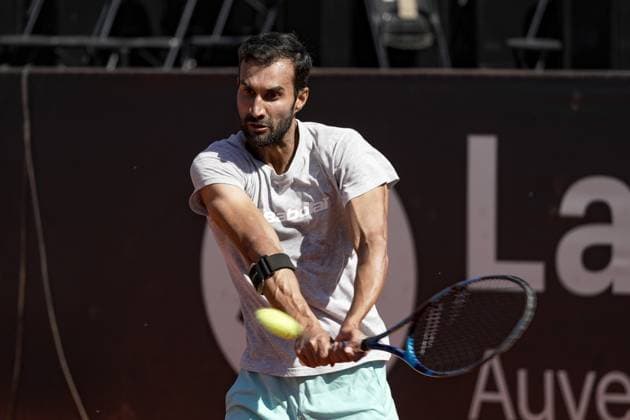 Le joueur de tennis indien Yuki BHAMBRI Ã l Ã chauffement avant la finale du double lors du tournoi de l Open Parc Auvergne RhÃ ne-Alpes Ã Lyon le 25 05 2024. TENNIS : Open Parc - Lyon - 25 05 2024 SandrineThesillat Panoramic 