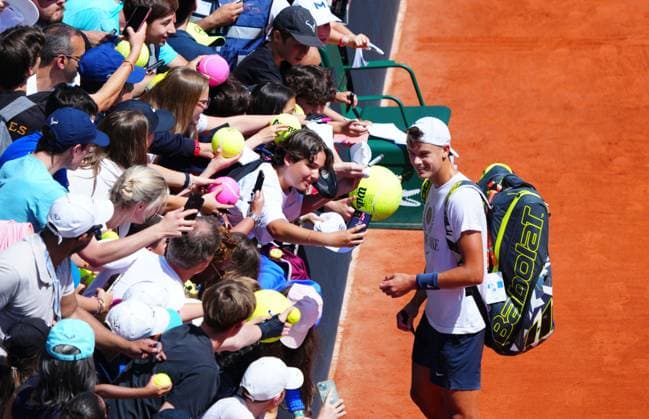 Holger Rune signs autographs for fans after practice on Suzanne Lenglen Court French Open Tennis, Saturday Practice and Qualifying, Tennis, Roland Garros, Paris, France - 25 May 2024  Copyright: xJavierxGarcia Shutterstockx 14496646c