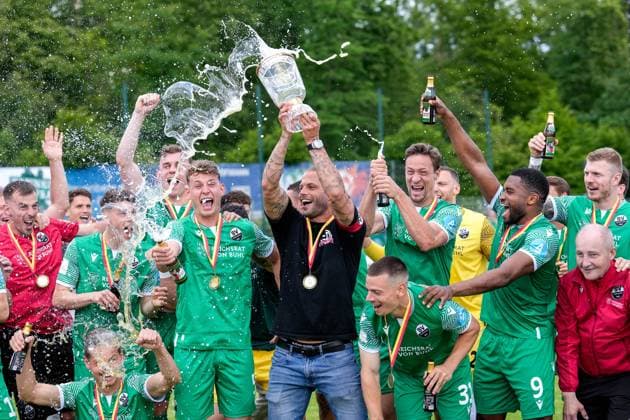 Sport Themen der Woche KW21 Dennis Diekmeier (SVS, 18) hält den Pokal in den Händen, Spieler vom SV Sandhausen (SVS), beim Jubel, bei der Siegerehrung nach dem gewonnenen Spiel im Finale, Endspiel, Pokalfinale, mit Trophäe, mit dem Pokal, Ehrung des Pokalsiegers, Pokalsieger, Finaltag der Amateure, Landespokalsieger, Verbandspokalsieger, Freude über den Sieg, Sieger, Gewinner, Gewinn des Pokals, Badischer Pokalsieger, freuen, freut sich, jubelt, jubeln, fröhlich, Freude, optimistisch, positiv, Highlight, Qualifikation für den DFB-Pokal 2024 25, Action, Aktion, 25.05.2024, Walldorf (Deutschland), Fussball, bfv-Rothaus-Pokal, Finale, 1. FC Mühlhausen - SV Sandhausen, 25.05.2024, Walldorf (Deutschland), Fussball, bfv-Rothaus-Pokal, Finale, 1. FC Mühlhausen - SV Sandhausen, DFB DFL REGULATIONS PROHIBIT ANY USE OF PHOTOGRAPHS AS IMAGE SEQUENCES AND OR QUASI-VIDEO. *** Dennis Diekmeier SVS, 18 holds the cup in his hands, player of SV Sandhausen SVS , cheering, at the award ceremony after winning the game in the final, final game, cup final, with trophy, with the cup, honoring the cup winner, cup winner, final day of the amateurs, state cup winner, association cup winner, joy about the victory, winner, winner, winning the cup, Baden cup winner, rejoice, rejoices, cheers, cheer, cheerful, joy, optimistic, positive, highlight, qualification for the DFB Cup 2024 25, action, action, 25 05 2024, Walldorf Germany , football, bfv Rothaus Cup, final, 1 FC Mühlhausen SV Sandhausen, 25 05 2024, Walldorf Germany , Football, bfv Rothaus Pokal, Final, 1 FC Mühlhausen SV Sandhausen, DFB DFL REGULATIONS PROHIBIT ANY USE OF PHOTOGRAPHS AS IMAGE SEQUENCES AND OR QUASI VIDEO xozx