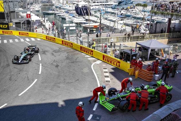 77 BOTTAS Valtteri (fin), Stake F1 Team Kick Sauber C44 and 44 HAMILTON Lewis (gbr), Mercedes AMG F1 Team W15, action, marshall, commissaire de piste, marshal, marshalls, marshals during the Formula 1 Grand Prix de Monaco 2024, 8th round of the 2024 Formula One World Championship, WM, Weltmeisterschaft from May 23 to 26, 2024 on the Circuit de Monaco, in Monaco - F1 - MONACO GRAND PRIX 2024 DPPI Panoramic  240525_R08_MONACO_DP_DSC08033