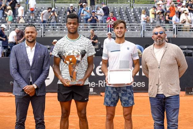 Jo Wilfried Tsonga et Thierry Ascione, les directeurs du tournoi entourent le lyonnais Giovanni MPETSHI PERRICARD (FRA) qui remporte sa premiere finale simple face Ã Tomas Martin ETCHEVERRY (ARG) lors du tournoi de l Open Parc Auvergne RhÃ ne-Alpes Ã Lyon le 25 05 2024. TENNIS : Open Parc - Lyon - 25 05 2024 SandrineThesillat Panoramic 