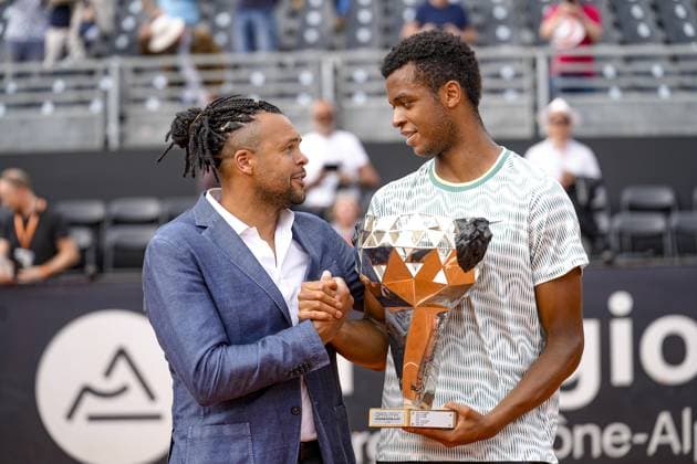 FÃ licitÃ par Jo Wilfried Tsonga, le lyonnais Giovanni MPETSHI PERRICARD (FRA) remporte sa premieres finale simple lors du tournoi de l Open Parc Auvergne RhÃ ne-Alpes Ã Lyon le 25 05 2024. TENNIS : Open Parc - Lyon - 25 05 2024 SandrineThesillat Panoramic 